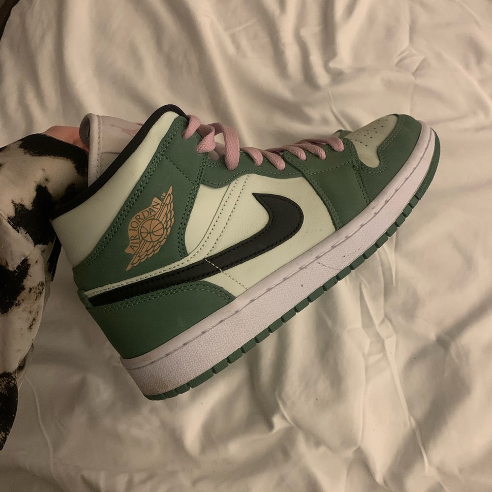 Worn once.. Green with pink laces.